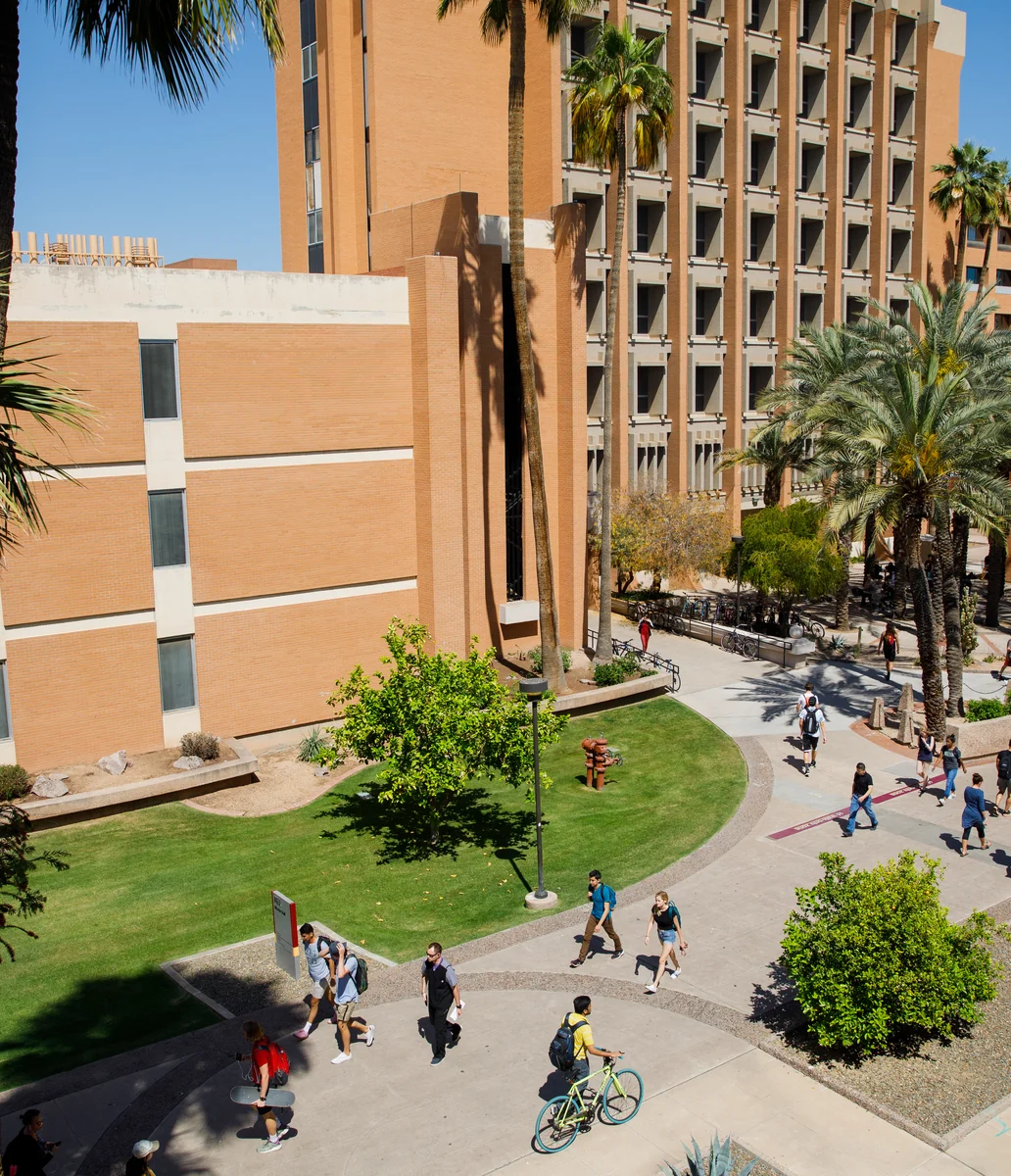 Кампус Arizona State University в Темпе с высоты: кирпичные корпуса, пальмы и дорожки между газонами